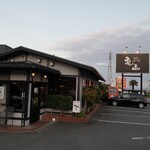 亀正くるくる寿司 - 外観　夕方だったので空いてた♪