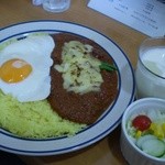 かれーの店 ポカラ - ランチメニュー　ポークかれー(\700)+目玉焼き(\50)+チーズ(\50)