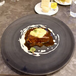 VANNO - 猪の赤ワイン煮込み ゴルゴンゾーラチーズとカレー風味のソース