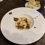 VANNO - パルミジャーノチーズと卵黄のラヴィオローネ 黒トリュフがけ