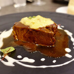 VANNO - 猪の赤ワイン煮込み ゴルゴンゾーラチーズとカレー風味のソース