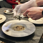 VANNO - パルミジャーノチーズと卵黄のラヴィオローネ 黒トリュフがけ