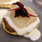 VANNO - 帆立とキャビアをブリニに乗せて サワークリームのソース