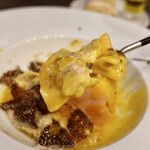 ヴァンノ - パルミジャーノチーズと卵黄のラヴィオローネ 黒トリュフがけ