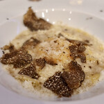 VANNO - パルミジャーノチーズと卵黄のラヴィオローネ 黒トリュフがけ