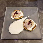 VANNO - 帆立とキャビアをブリニに乗せて サワークリームのソース