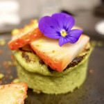 VANNO - 抹茶のシブースト 苺とピスタチオ添え