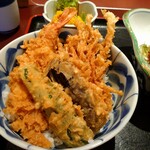 Kappou Inaki - お茶碗に軽く一杯分のご飯に、大海老・えのき茸・ナス・ピーマンの天ぷらが。揚げた後、天ぷらを天つゆに浸したものが乗せてあるので、衣にしっかり味の染みた天丼です♪ご飯はつゆだくで最後まで美味しい！(^^)