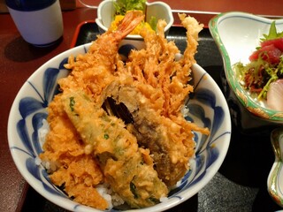 Kappou Inaki - お茶碗に軽く一杯分のご飯に、大海老・えのき茸・ナス・ピーマンの天ぷらが。揚げた後、天ぷらを天つゆに浸したものが乗せてあるので、衣にしっかり味の染みた天丼です♪ご飯はつゆだくで最後まで美味しい！(^^)