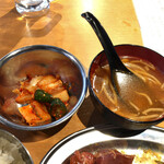 ホルモン青木 - キムチとスープ