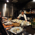 キャトルラパン - デザートを準備中の青木シェフ。　ブリュレ、ジェラート、フルーツ盛り合わせの３品が１皿に。　