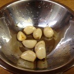 ラーメン二郎 - 醤油漬けにんにく　50円
