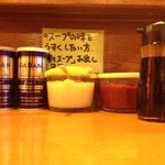 麺通 - 卓上調味料