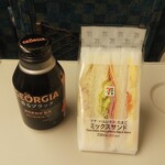 セブンイレブン キヨスク - サンドイッチとコーヒーを買って371円 (2022.01.15)