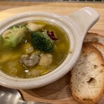 牡蛎和西兰花的大蒜橄榄油风味锅