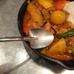 野菜を食べるカレーcamp - スコップで掘ります