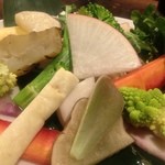 和酒bar uonoya - 今度の店長は野菜ソムリエなので生野菜も美味い