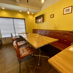 bistro yagishowten - 広く明るくなった店内の一部