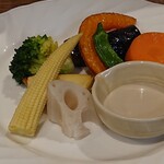 ねんりん - 温野菜とディップ。ソースは胡麻です。