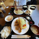京王高尾山温泉 極楽湯 - 季節メニューの牡蠣と海老のフライ定食、ロースカツ定食。