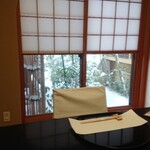 和餐　伸 - 座敷の個室。窓の外は雪景色の内庭。