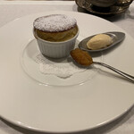 シャントレル - 紅玉のスフレ、リンゴのキャラメリゼ、カルバドス（リンゴの蒸留酒）のアイスクリーム