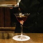 Bar Lucid by The Bar CASABLANCA - マンハッタンを注ぎ中