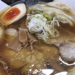 郡山駅前ラーメン 角麺 - スープ表面は油がタップリ。