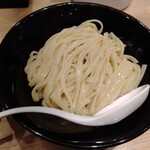 アンダーグラウンドラーメン 頑者 グランエミオ所沢店 - つやつやした麺