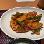 百菜 旬 - 白身魚の黒酢炒めは白身魚の竜田揚げと野菜を黒酢で仕上げたヘルシーな料理です。