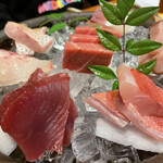 めしの助 - お刺身の盛り合わせ！！毎回、食べる順番に悩みます…