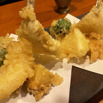 めしの助 - 天ぷら盛合わせ！キス、イカ、芽キャベツにお芋さん。