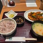 百菜 旬 - 料理写真:暫く待つと注文した白身魚の黒酢炒め定食1023円の出来上がりです。