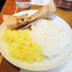 デリー - サザンスパイス、スパイスカフェ、デリーのコラボフルコース(3500円)の日本米(石川県産コシヒカリ)、インドバスマティ米のサフランライス、全粒粉のうす焼き種なしパン