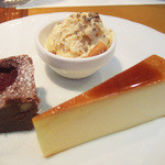 デリー - サザンスパイス、スパイスカフェ、デリーのコラボフルコース(3500円)のプリン、チョコレートケーキ、ハチミツのジェラート