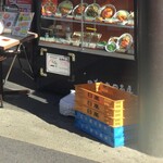 ちょい飲み日高屋 - 店頭に『日高屋』と書かれた空きケースが積み重ねられていて、歩行者がブツカラないか心配です。