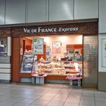 VIE DE FRANCE Express - 外観。赤羽駅南口改札(外)の目の前にある対面型小型店舗