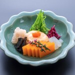 "Ikemori Namasu" is a colorful dish with a gentle flavor created by the various ingredients.