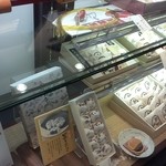 朝日風月堂 - 和菓子のショーケースです。