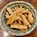 焼鶏 明日楽 - お通しは切り干し大根の煮物