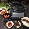 肉問屋直営 焼肉 肉一 - 上からサンチュ、白菜キムチ、壺カルビ