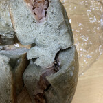 あおの森べーぐる - よもぎ白あんくるみの断面