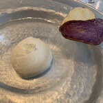 166577563 - カリフラワーのムース、ジャガイモのチップス とてもなめらかなムース。ジャガイモのチップスがけっこう塩が効いていました。