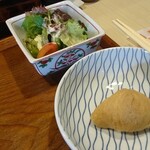 Yoshida - ランチのサラダと稲荷寿司