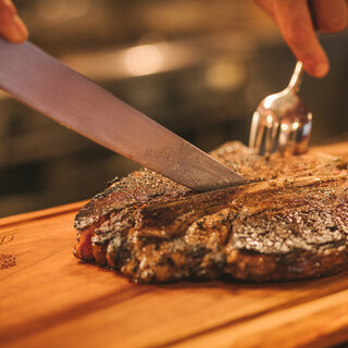 シェフが厳選したお肉を使用した炭火焼Tボーンステーキ