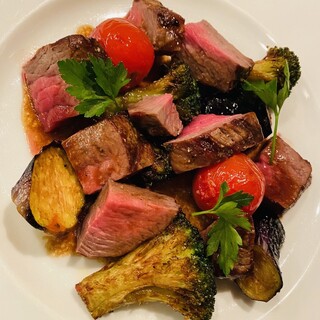 厳選したお肉料理が人気です。