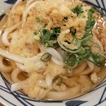 丸亀製麺 - かけうどん、ねぎと天かす入れました