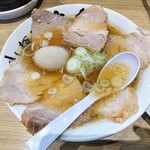 麺や本郷 - 醤油味玉チャーシュー麺！六方にチャーシューがベロン！この花びらに顔面が飲み込まれそうです！