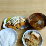 太湖 - 日替ササミフライ定食、ライス極小440円に赤だし80円を添えて。520円ランチです(^_^;)