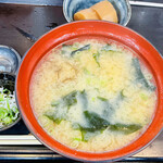 まるさん松本 - 本日のお造り定食
            小鉢:あら煮の大根
            小鉢:しらす
            味噌汁